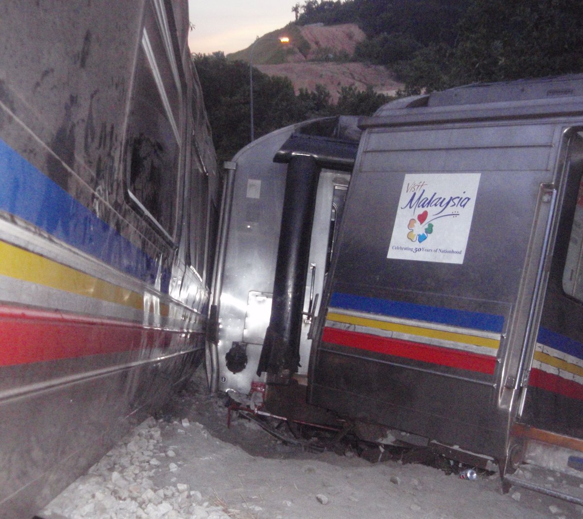malayanrailways's tweet photo. ON THIS DAY.... on 3 May 2008, train no. 1dn from Butterworth to Singapore the Ekspres Rakyat derailed near Senawang outside Seremban in Negeri Sembilan. 

Of more than 200 passengers onboard, 12 sustained injuries while the driver of the train sadly was killed in the incident https://t.co/OWzONT6jtT