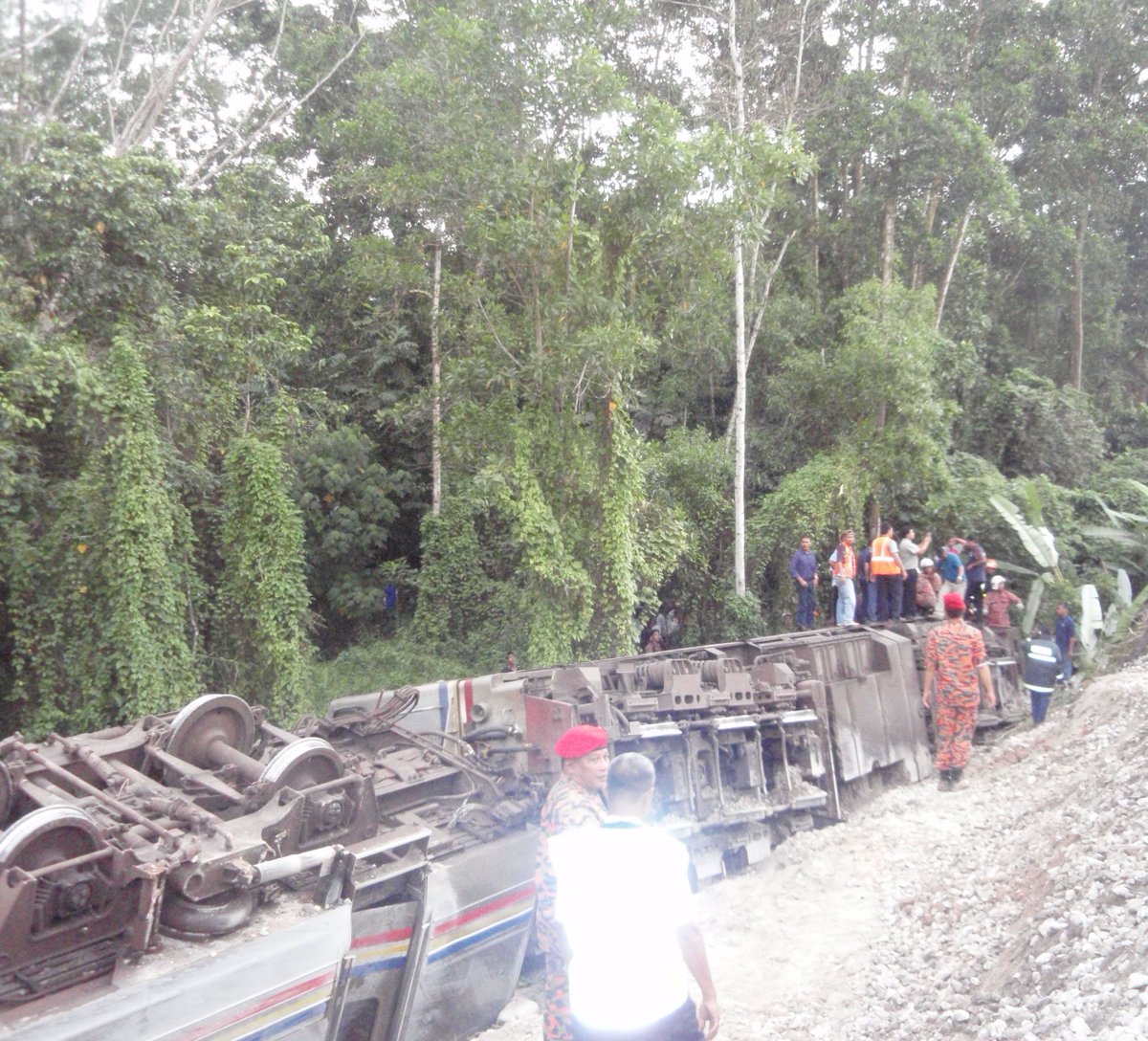 malayanrailways's tweet photo. ON THIS DAY.... on 3 May 2008, train no. 1dn from Butterworth to Singapore the Ekspres Rakyat derailed near Senawang outside Seremban in Negeri Sembilan. 

Of more than 200 passengers onboard, 12 sustained injuries while the driver of the train sadly was killed in the incident https://t.co/OWzONT6jtT