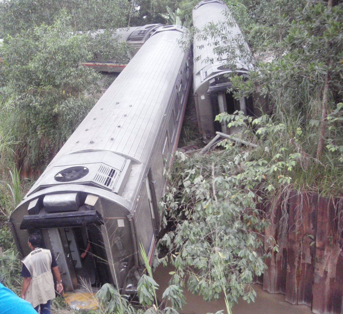 malayanrailways's tweet photo. ON THIS DAY.... on 3 May 2008, train no. 1dn from Butterworth to Singapore the Ekspres Rakyat derailed near Senawang outside Seremban in Negeri Sembilan. 

Of more than 200 passengers onboard, 12 sustained injuries while the driver of the train sadly was killed in the incident https://t.co/OWzONT6jtT