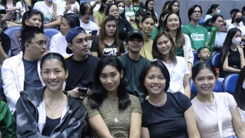 vsgyaki's tweet photo. mga hakot from a certain logistics company plus isang from a certain  biscuit company 💛💚 https://t.co/KTXGckTsbS