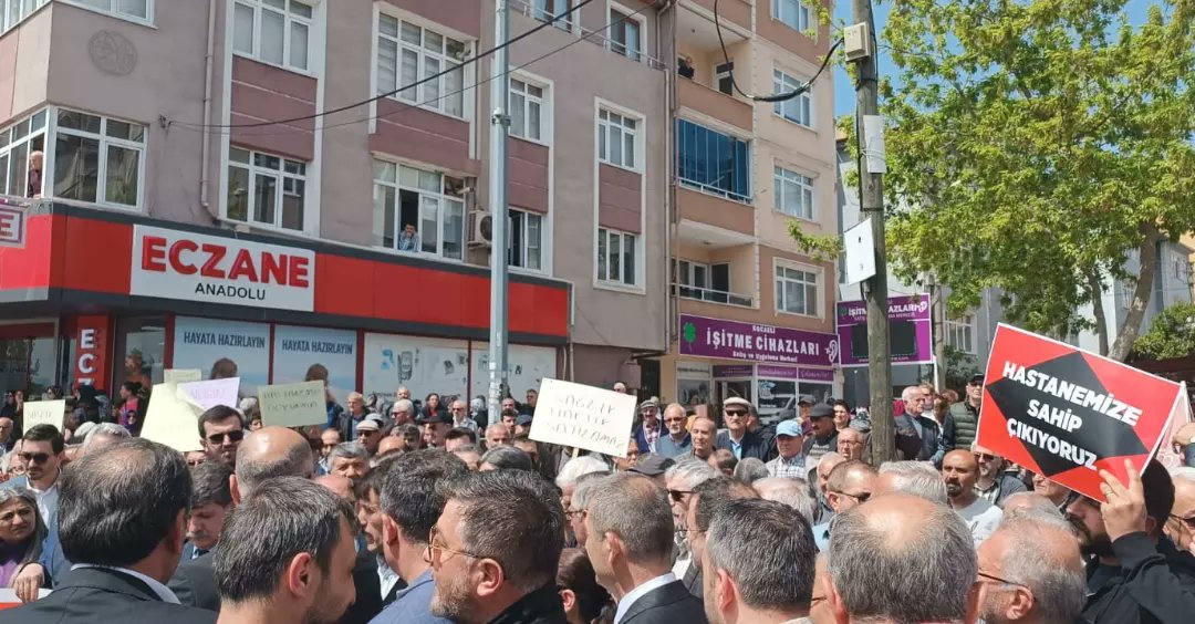 HeKocaeli's tweet photo. 📍Kocaeli| Derince

Derince Eğitim ve Araştırma Hastanesi önündeyiz. Hastanemize ve sağlık hakkımıza sahip çıkıyoruz. 

Şehir Hastanesi👇
❗Altyapısı tamamlanmamış
❗Kentin uzağında
❗Ulaşım altyapısı güçlendirilmemiş durumda https://t.co/RhU6uofUXy