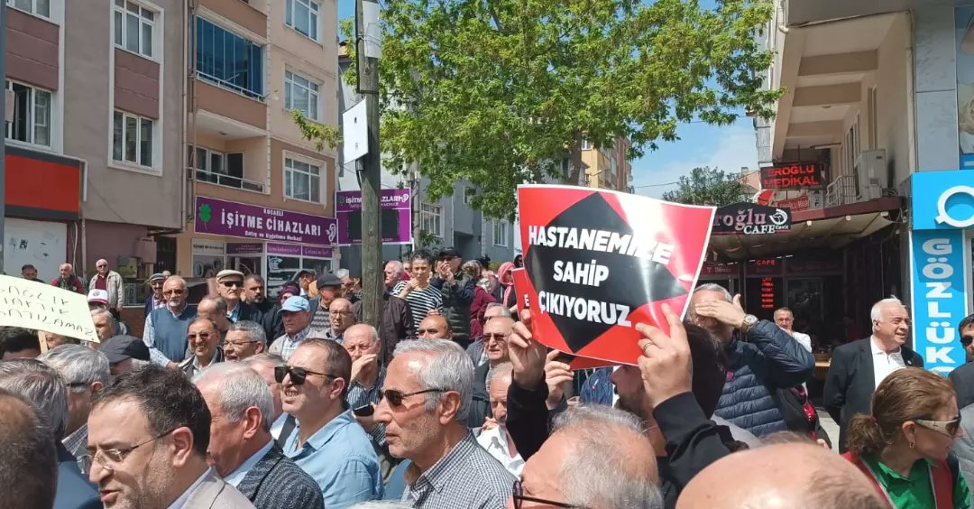 HeKocaeli's tweet photo. 📍Kocaeli| Derince

Derince Eğitim ve Araştırma Hastanesi önündeyiz. Hastanemize ve sağlık hakkımıza sahip çıkıyoruz. 

Şehir Hastanesi👇
❗Altyapısı tamamlanmamış
❗Kentin uzağında
❗Ulaşım altyapısı güçlendirilmemiş durumda https://t.co/RhU6uofUXy