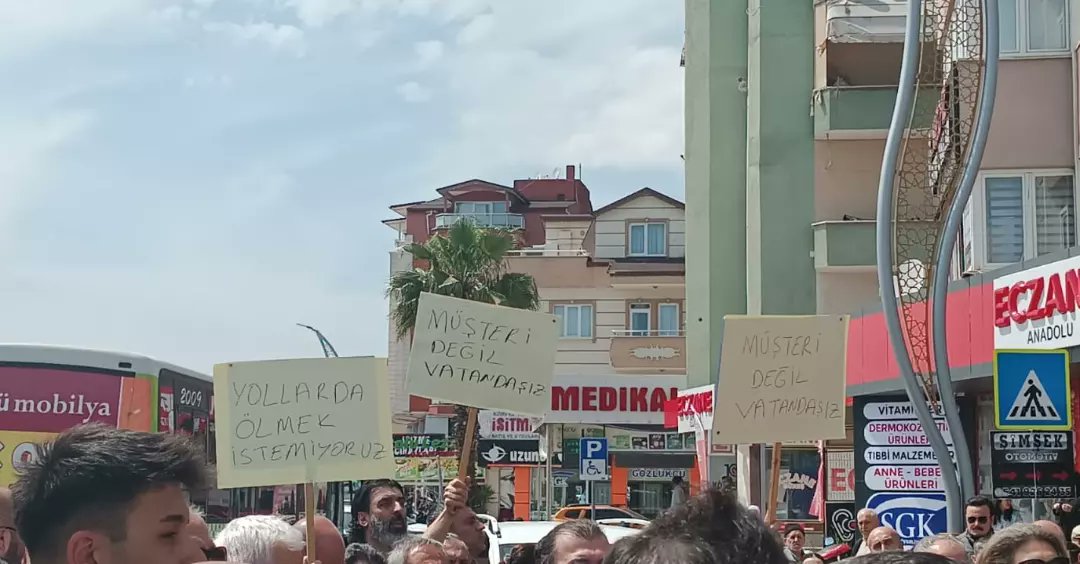 HeKocaeli's tweet photo. 📍Kocaeli| Derince

Derince Eğitim ve Araştırma Hastanesi önündeyiz. Hastanemize ve sağlık hakkımıza sahip çıkıyoruz. 

Şehir Hastanesi👇
❗Altyapısı tamamlanmamış
❗Kentin uzağında
❗Ulaşım altyapısı güçlendirilmemiş durumda https://t.co/RhU6uofUXy