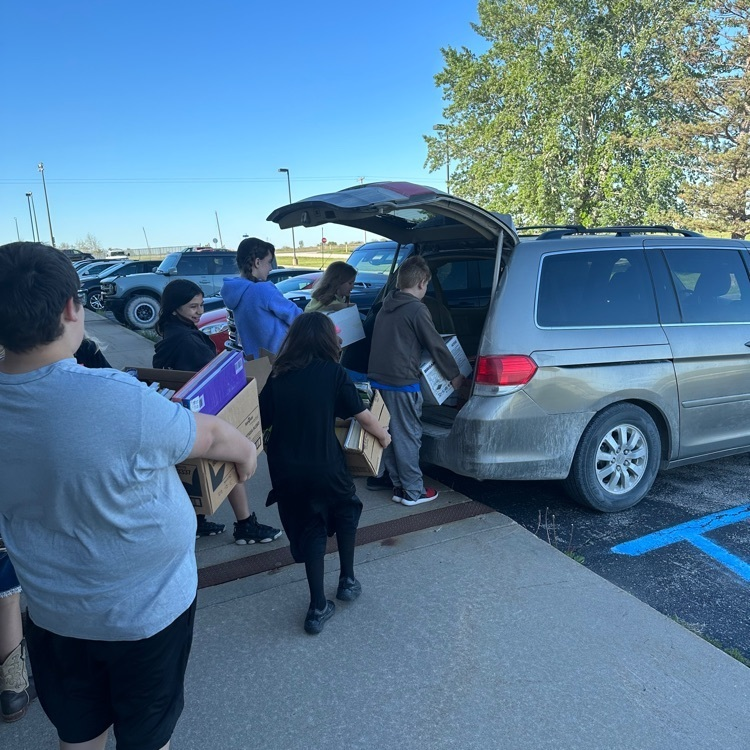 USD288's tweet photo. Elementary students helped the Kindness Club raise $477 to ship books and donated 5,471 books for kids in Kenya! #CHstrong https://t.co/zRVqaRt5FQ
