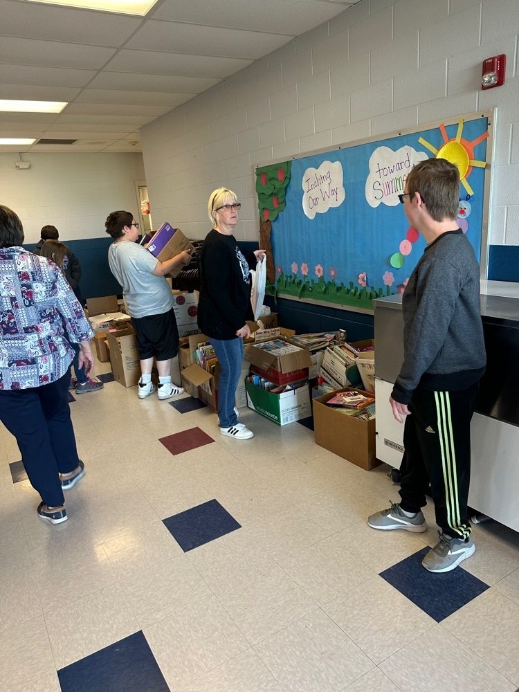 USD288's tweet photo. Elementary students helped the Kindness Club raise $477 to ship books and donated 5,471 books for kids in Kenya! #CHstrong https://t.co/zRVqaRt5FQ