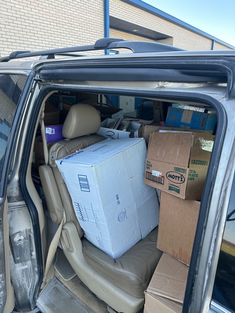 USD288's tweet photo. Elementary students helped the Kindness Club raise $477 to ship books and donated 5,471 books for kids in Kenya! #CHstrong https://t.co/zRVqaRt5FQ