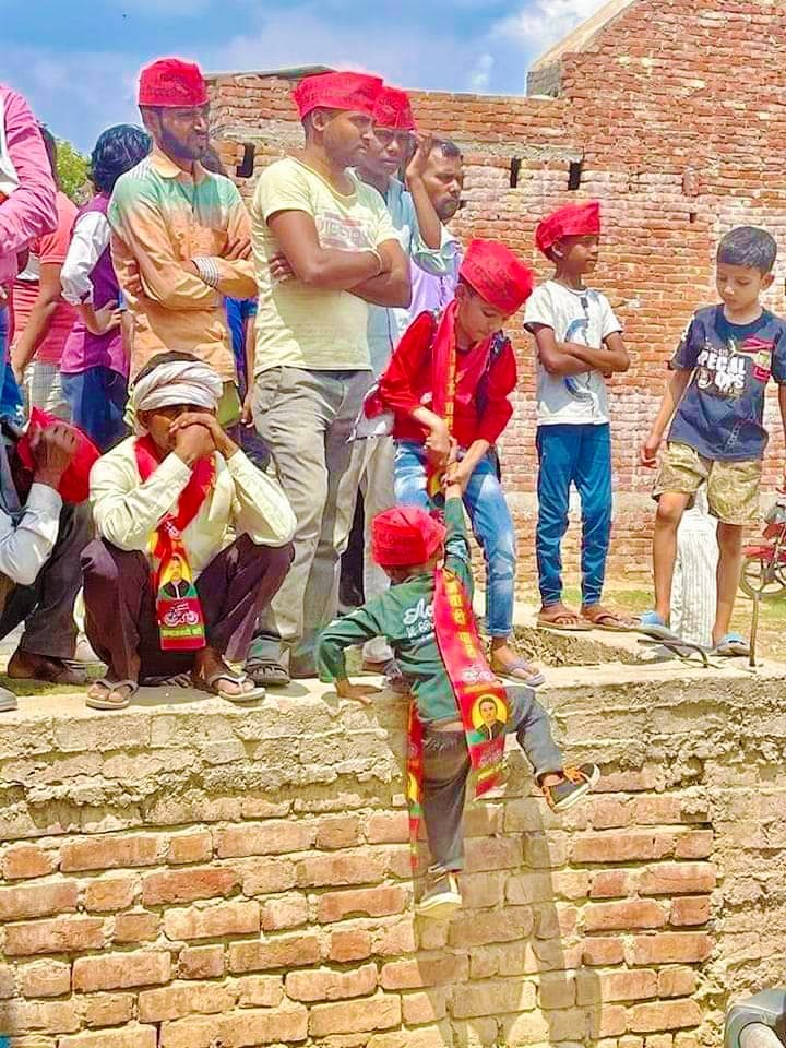 समाजवादी पार्टी कभी बूढ़ी नहीं होगी।

#समाजवाद एक विचारधारा हैं...   
बहुत सुंदर फोटो आई है #कन्नौज से