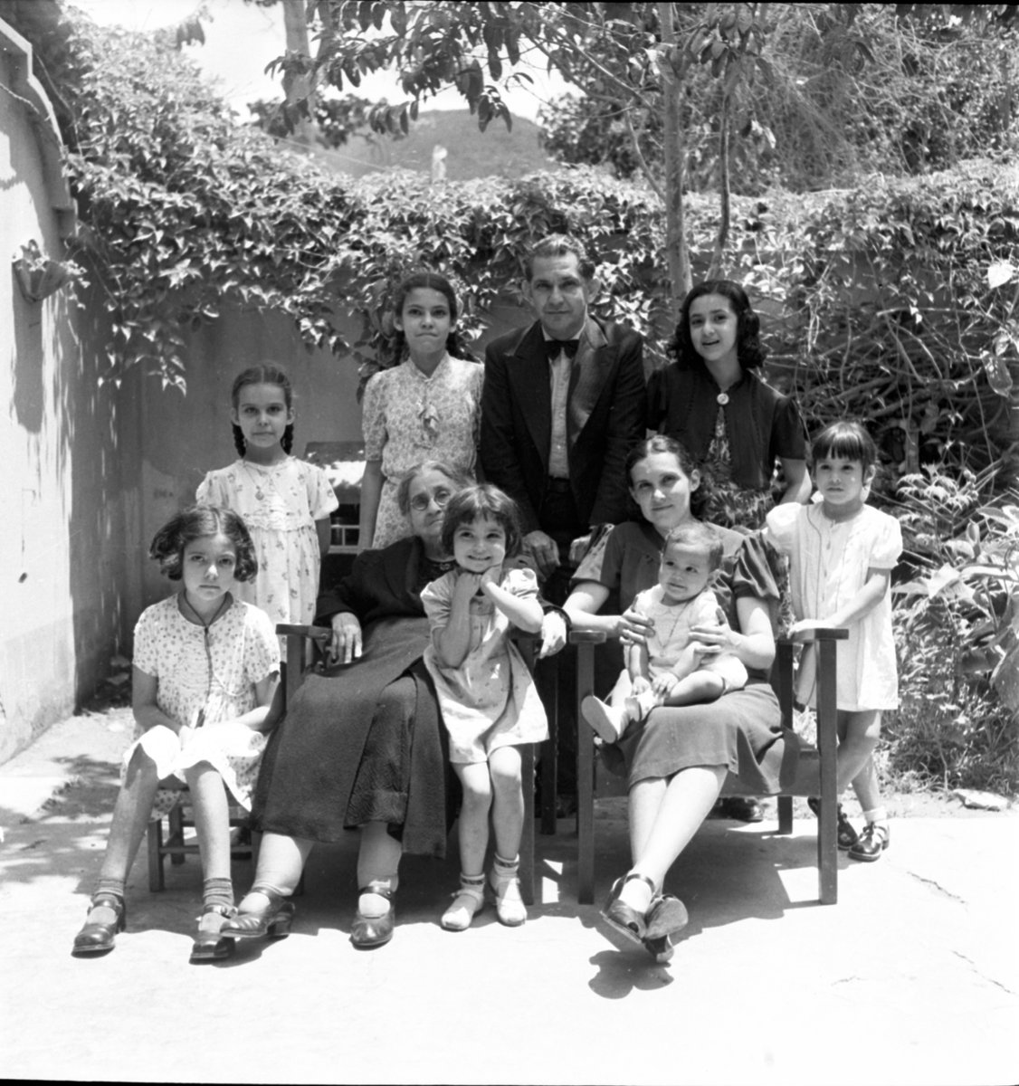 elarchivove's tweet photo. (1/3)
#Identificalos ¿Sabrías decirnos quiénes son los que aparecen en estas fotografías?
Estas imágenes de un grupo familiar en el patio de una casa forman parte de la #coleccion de #ElArchivo
#Fotografia de #AutorDesconocido
Circa 1950 https://t.co/aKTHB1LFIq