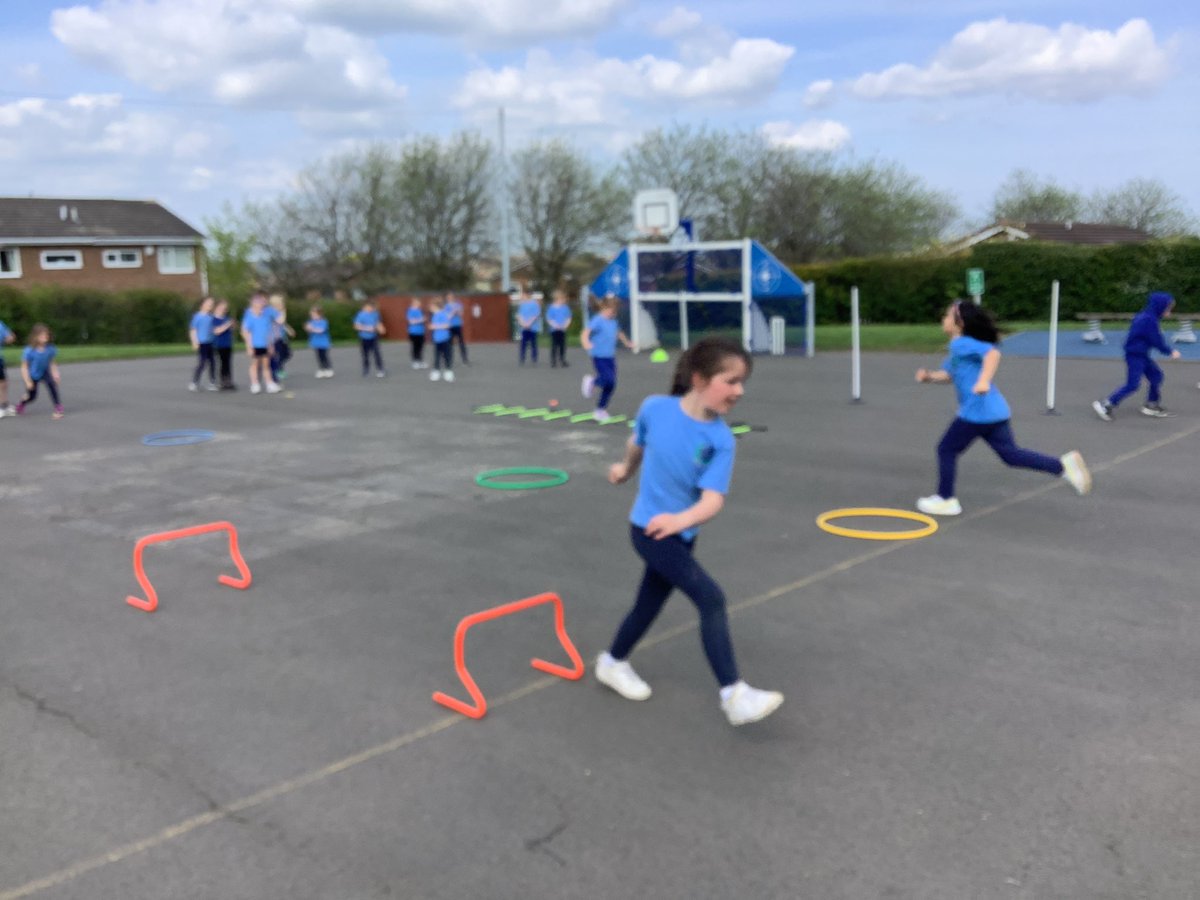 StAgnesY2's tweet photo. Great running session focussing on speed and agility. It was great to see some students really pushing themselves to be faster. #stagnespe https://t.co/iG7Uquz34p