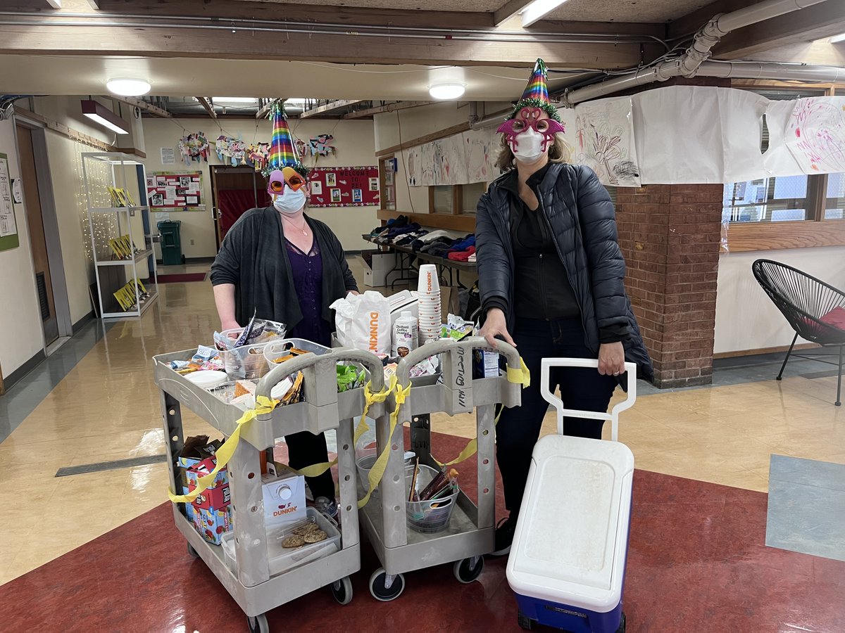 CFStweets's tweet image. The Family Association’s creativity in spreading joy and treats to CFS Faculty and staff on Thursday, April 27, 2023.
#CambridgeFriendsSchool #FamilyAssociation #Community #QuakerValues #Friendship