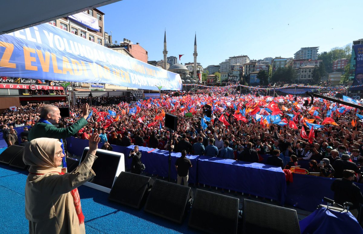 Cumhurbaşkanımız
Recep Tayyip Erdoğan, 

Memleketi Rize'de hemşerilerinin yoğun ilgisiyle karşılandı. 

Rizeliler 15 Temmuz Cumhuriyet ve Demokrasi Meydanına dolup taştı. 

#RizeiçinDoğrusuAkParti