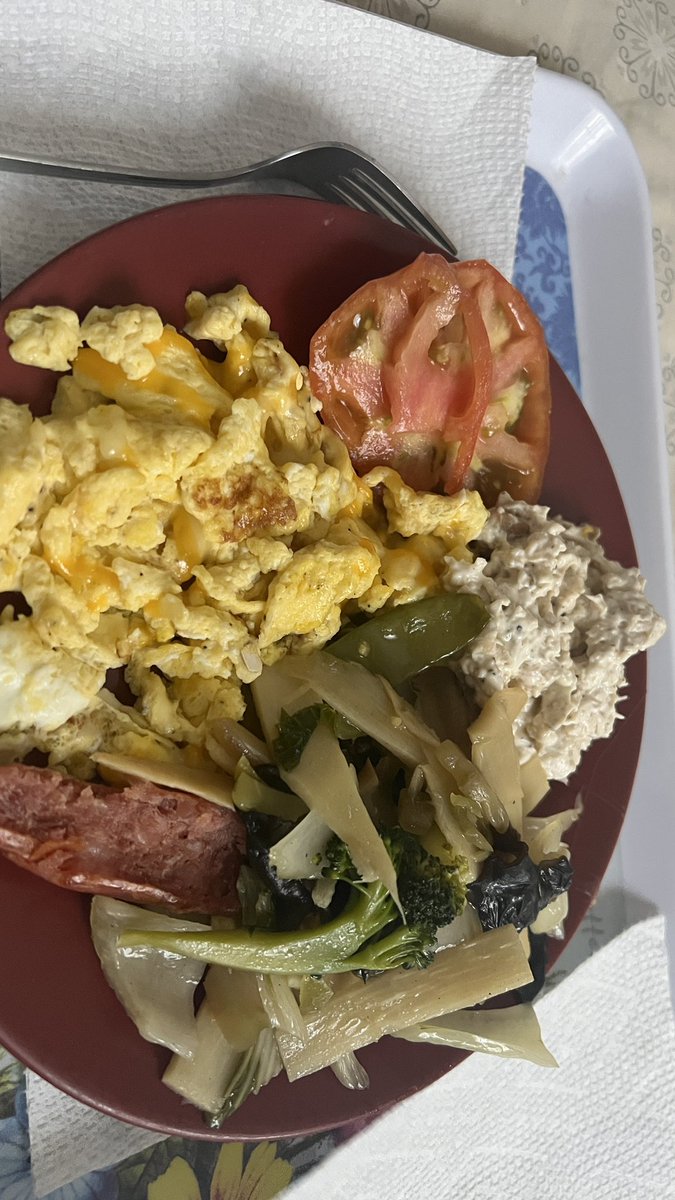 toniheat14's tweet photo. Early morning breakfast…. Won’t be able to eat properly until approx 2 so I had this at 7:00am
Cheesy scrambled egg
Chicken salad
Piece of sausage
Left over Chinese Veggies
Tomato slice
Water
No road food today #keto #realfood #backonthetrain https://t.co/smT4FrVgzD