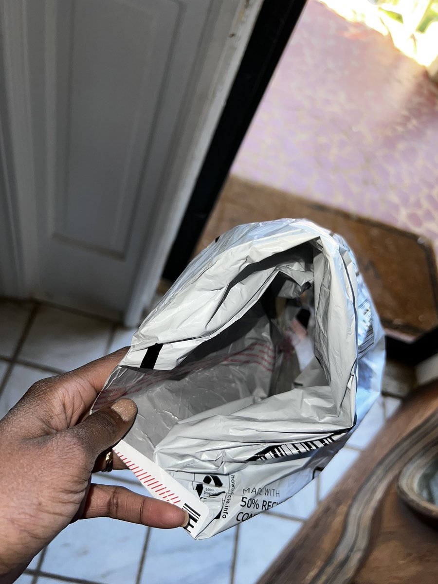 ohsofamous1's tweet photo. So the way our street & mailbox is set up no one is stealing packages and we have cameras…so there’s that. Nevertheless an @amazon carrier decided to deliver me an empty bag . I mean an empty unsealed bag. #makeitmakesense #amazonfails #dangit https://t.co/BOfAkUPbVN