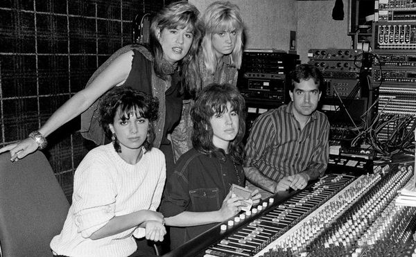 OfficialBangles's tweet photo. "Ok, folks... Ready? Set?... POSE!"

#waybackwednesday #thebangles #bangles #photoshoot #80s #comedyishard https://t.co/tY9AKNnGAQ