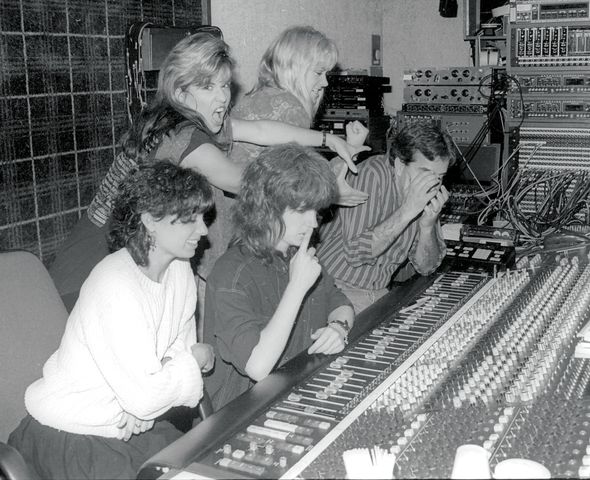 OfficialBangles's tweet photo. "Ok, folks... Ready? Set?... POSE!"

#waybackwednesday #thebangles #bangles #photoshoot #80s #comedyishard https://t.co/tY9AKNnGAQ