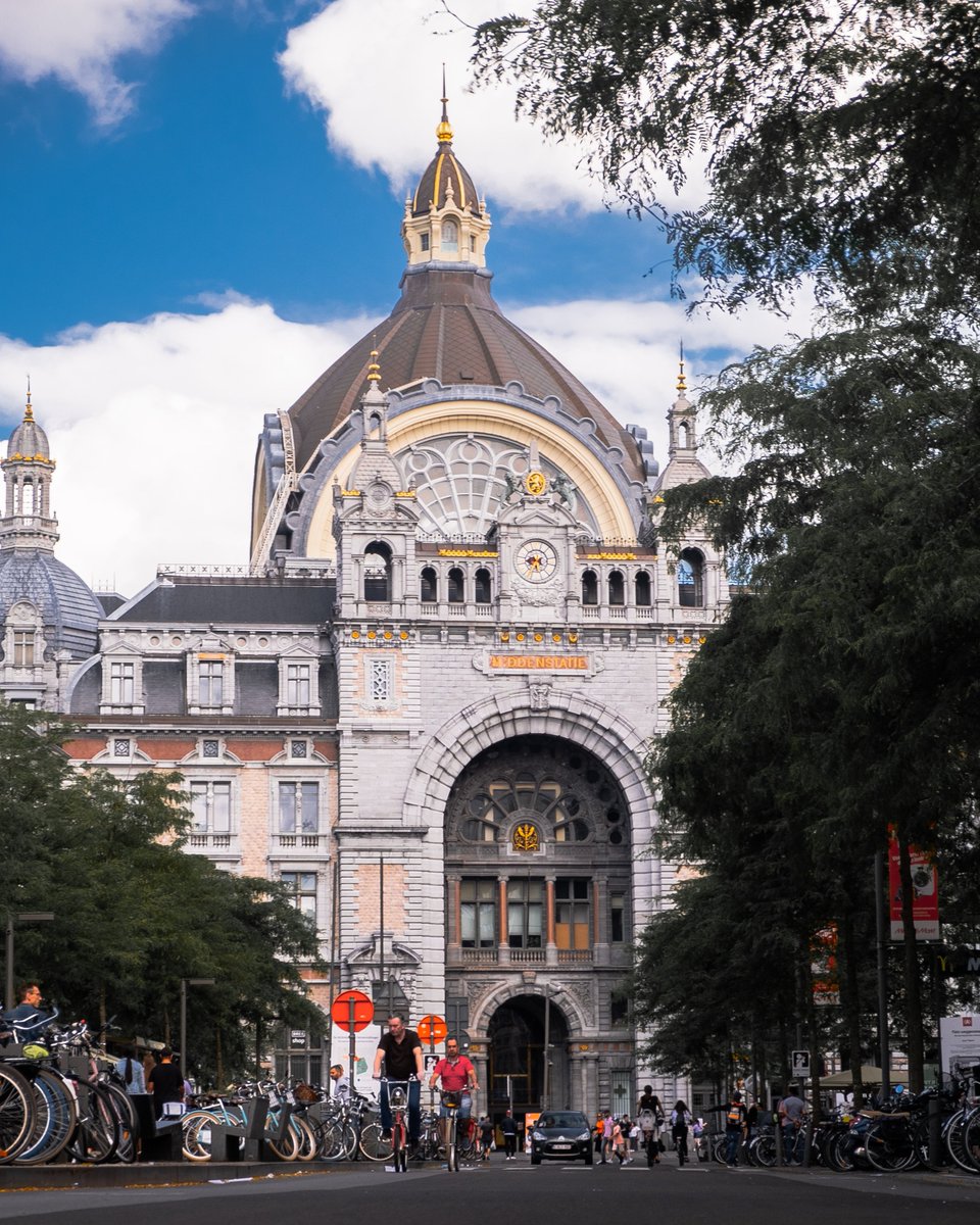 EuropeanSlpr's tweet photo. To many people, the ‘railway cathedral’ in Antwerp is the most beautiful station in the world. The complex dates from 1905 and was built in a baroque-medieval style. A wonderful welcome when you arrive in the morning on our night train. 😍 Have you visited Antwerp? https://t.co/JuRboMF0wU