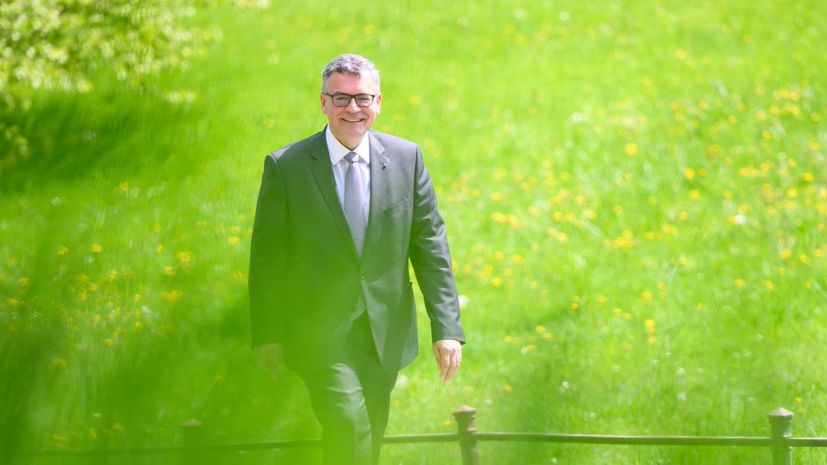 Vorstellung Projektbericht „Mehr Sicherheit von Journalisten bei Versammlungen“: Verbale oder sogar körperliche Übergriffe auf Medienschaffende sind ein zunehmendes Übel, das Bayern nicht tolerieren wird. Der Bericht zeigt auf, wie die Zusammenarbeit zwischen Journalistinnen und