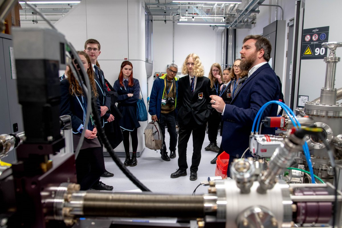 UniversityLeeds's tweet photo. On Friday, @BraggRoyceLeeds welcomed pupils from eight schools across the country to work on state-of-the-art nanotechnology (usually used by PhD level researchers) for a pioneering “DNA origami” pilot project 🧵👇 https://t.co/8YalLRgFGK