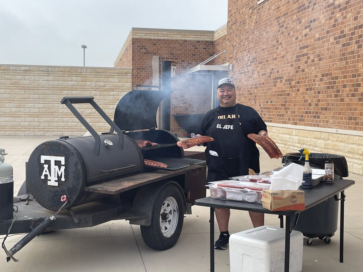 jggomezsr's tweet photo. Some of my favorite events, is smoking some ”Q” for my campuses. Principal Muro’s Roo Nation at Uhland Elementary School getting treated today.  Shout out to AD Moffett and Asst AD Gibbs for helping today! #area3rockds #100PercentHaysCISD #ALLIN https://t.co/8GVTGHh1OF