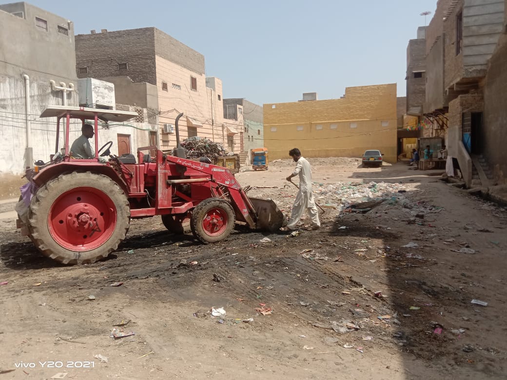 DCMatiari2K5's tweet photo. On the instructions of Worthy Deputy Commissioner Matari Syed Jawad Muzaffar @jawadmuzaffar, under the supervision of Assistant Commissioner/Administrator Dr. Mazhar Ali @Mazahir_Ali, the staff of Municipal Committee is cleaning various roads, streets and drains of Hala city. https://t.co/00DEJQ68QA