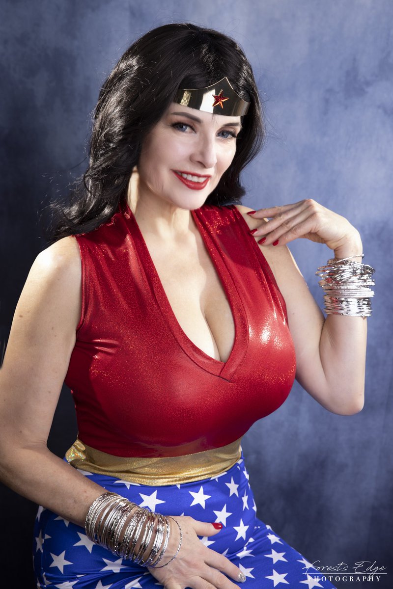 Happy #wonderwomanwednesday! ❤️🌟💙 Have an awesome one!

#wonderwoman #wonderwomancosplay #a2wonderwoman #a2miwonderwoman #classicwonderwoman #dianaofthemyscira #amazonprincess #dianaprince #dccomics #dccomicscosplay #amhcosplays #cosplay #cosplayer