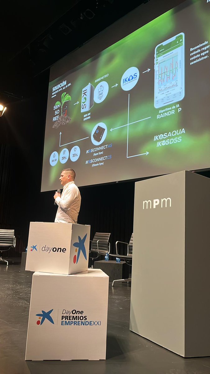 EmprendeXXI_'s tweet photo. 🗣️Comenzamos los #pitches de la mano de la #startup #IkosTech que presenta su proyecto, un dispositivo de última generación compatible con cualquier máquina de riego. 🌱💧

#DayOneInnovationSummit #EmprendeAND @CaixaBank #DayOne @Enisa #PremiosEmprendeXXI https://t.co/hdcMzjK72d