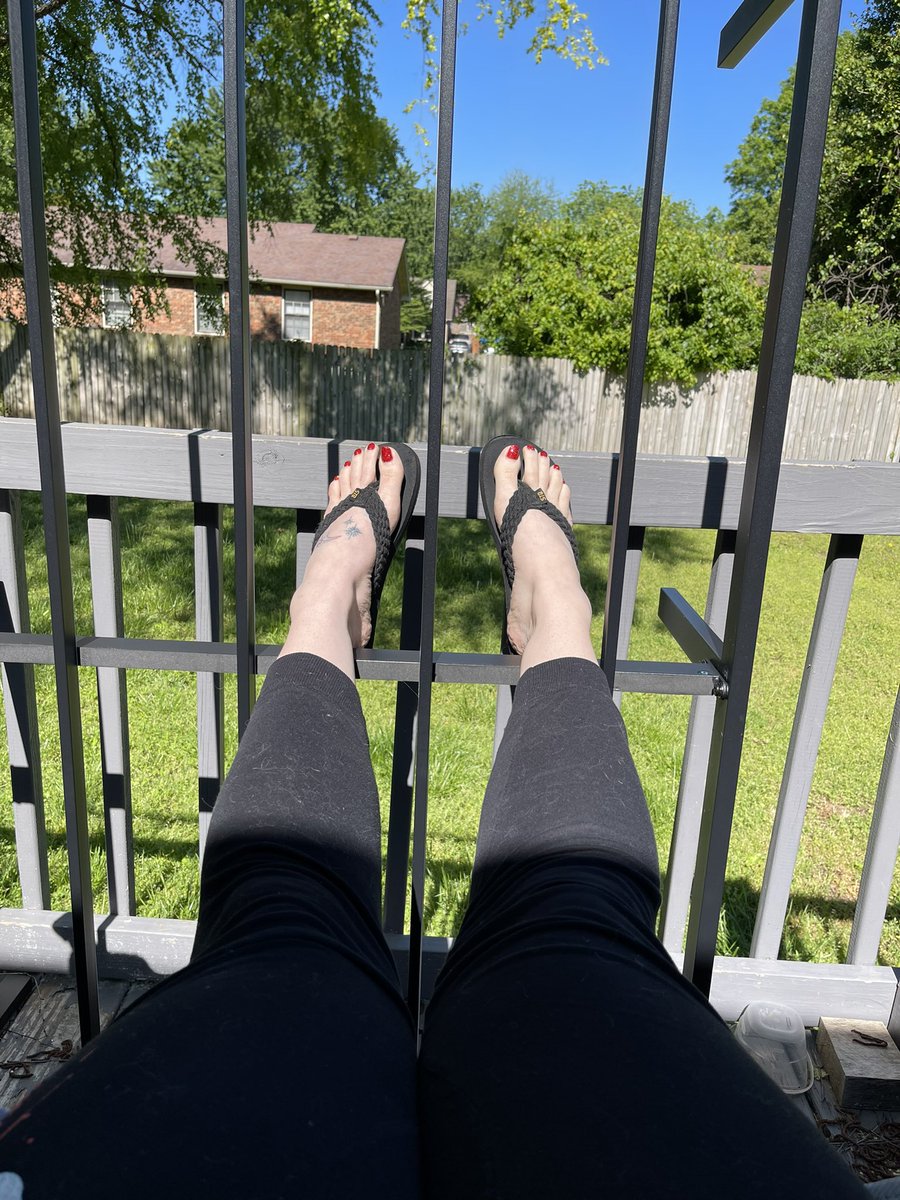 alwaysalice00's tweet photo. Hanging on my back patio while my floors get done.

Can’t wait for it to warm up so I can be sunbathe topless out here! https://t.co/SEUopNJTRP