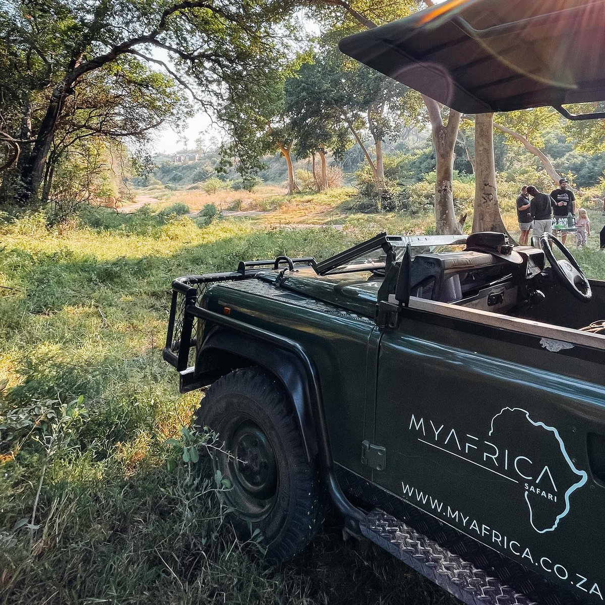 🦒🦒 Morning coffee stop on the river under the tall trees after sitting with 3 male lions. 

Couldn’t ask for a better start to your day in Africa right? 

Book your activities during your stay with us by emailing at vince@homesofafrica.com