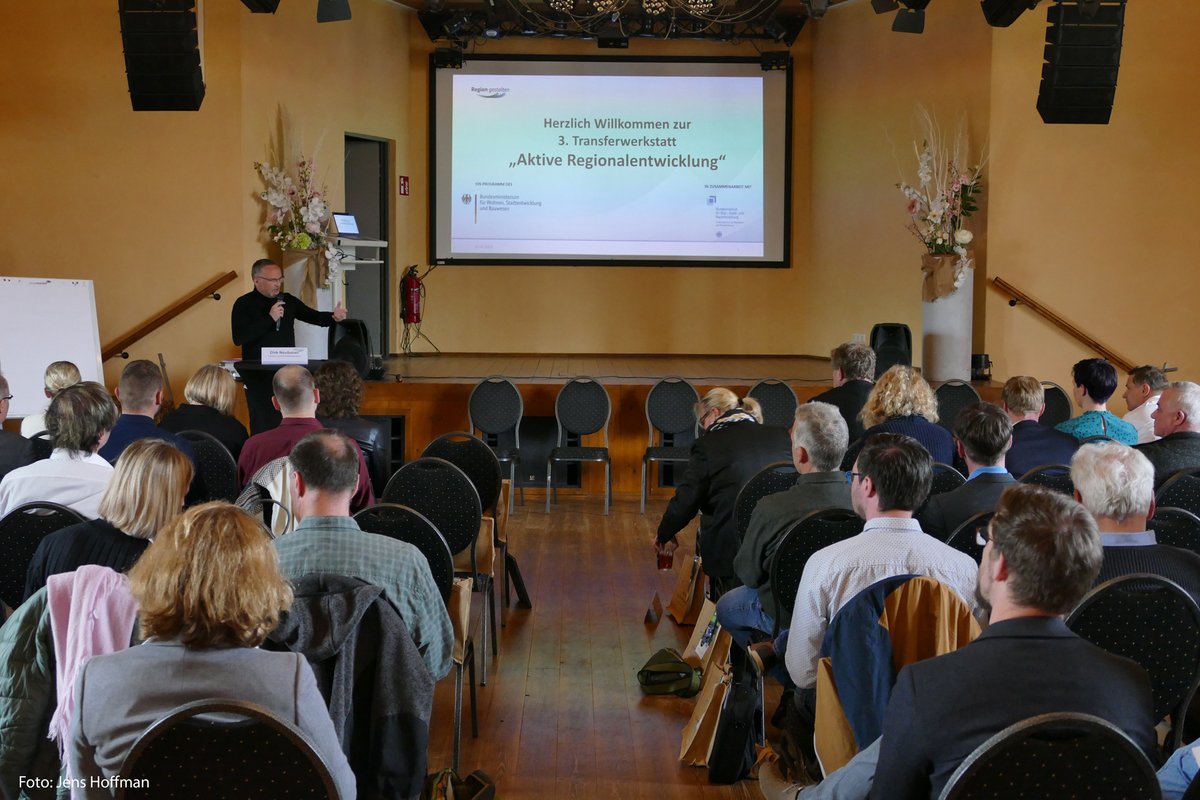 bbsr_bund's tweet photo. Regionalentwicklung braucht gute Strategien! Die Initiative „Aktive Regionalentwicklung“ von @BMWSB_Bund und @bbsr_bund unterstützt 15 Modellvorhaben dabei. Heute endete die 3. Transferwerkstatt im Landkreis Mittelsachsen.
Infos zur Initiative: https://t.co/NPq2RByNoG https://t.co/UYkw8zBrnn