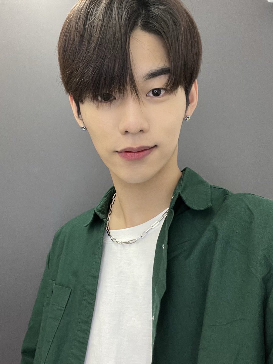ofmyreej's tweet photo. 배경도 초록
셔츠도 초록
귀걸이도 초록
팔찌도 초록
폰케이스도 초록
폰 색상도 초록 https://t.co/ORi8Y6p68C
