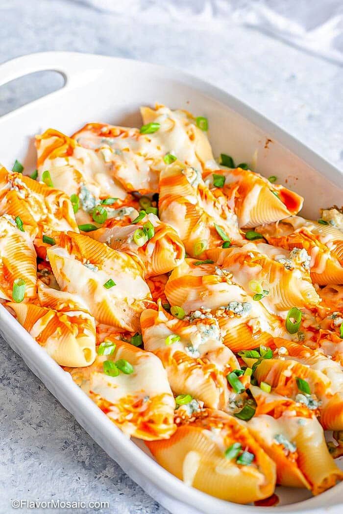 FlavorMosaic's tweet image. Buffalo Chicken Stuffed Shells include spicy buffalo chicken sauce, melted mozzarella, and salty blue cheese all stuffed into pasta shells! #StuffedShells #pastawednesdays #Food 
flavormosaic.com/buffalo-chicke…