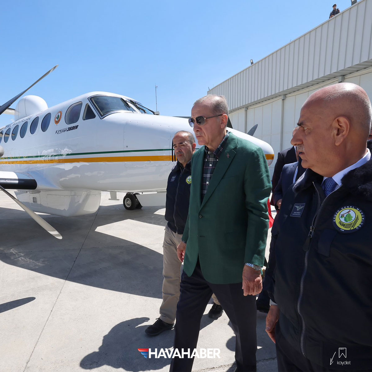 Erdoğan, "NEFES" adını verdiği T70 helikopterinin gövdesine de ismini yazdı ve imzasını attı.