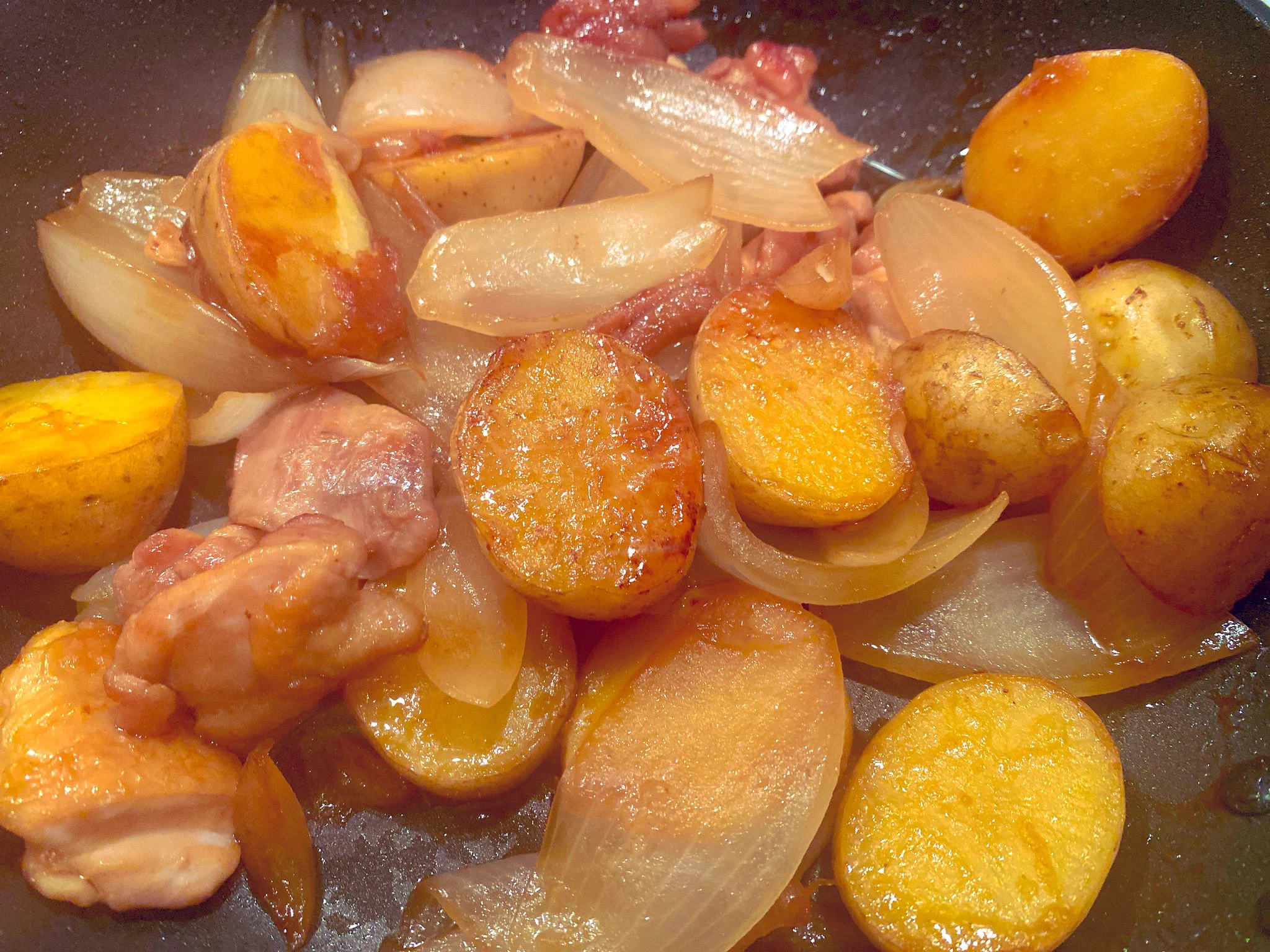 明日用に作った！じゃがいもほくほく、鶏の旨みが最高！！新じゃがの時期にたくさん作りたい！🥔  