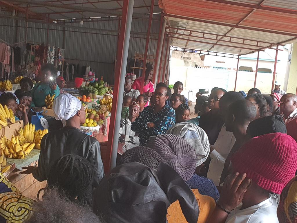 ngangare1's tweet photo. Minisitiri @iassumpta , hagati n'abahoze ar'abazunguzayi, bakorera mw'isoko rya @kimironkosecto6 , yashimiye urwego bagezeho, anihanangiriza abakigurira abazunguzayi mu mihanda! @CityofKigali @Gasabo_District https://t.co/MasUginvoE