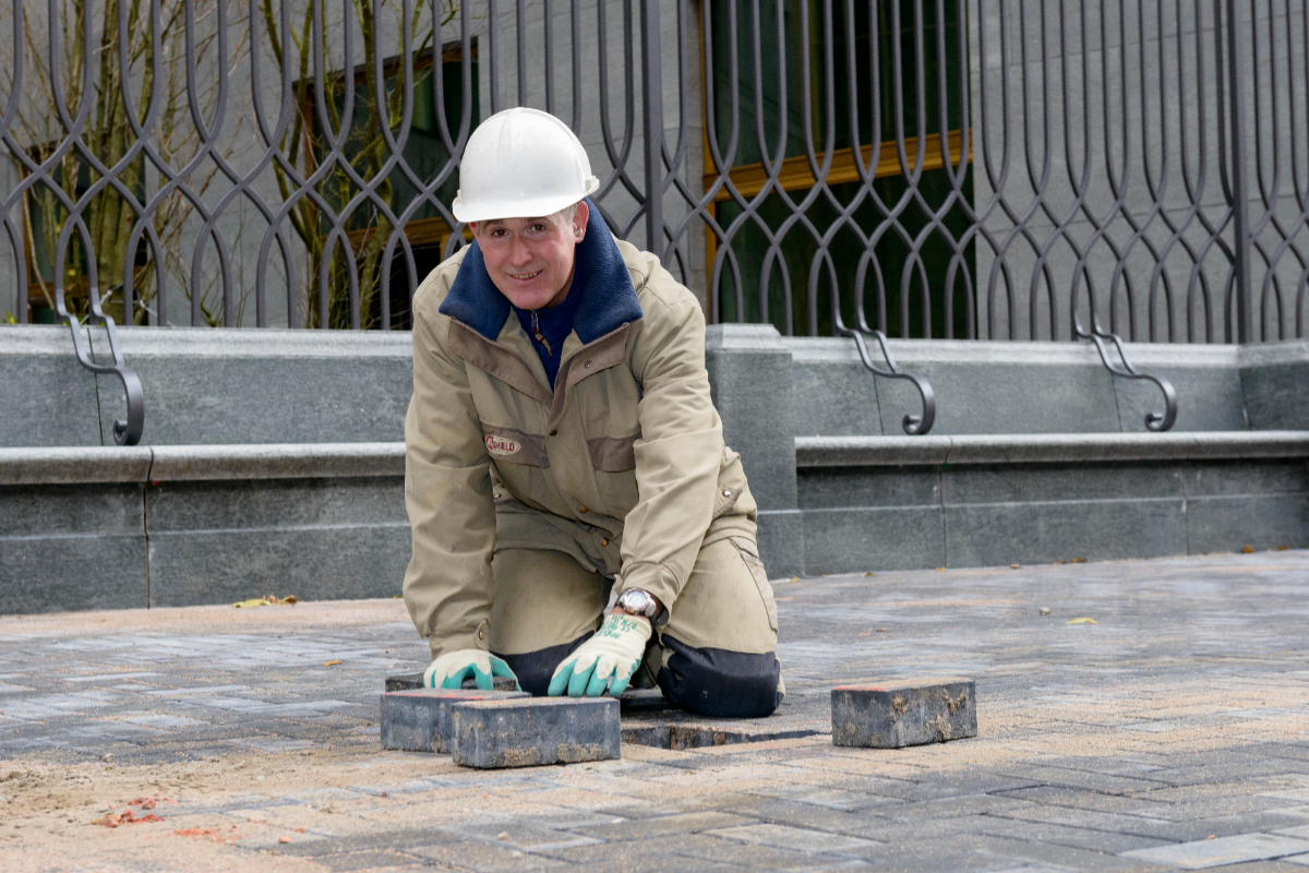 Cobouw experts adviseren om te investeren in vitaliteit, zo voorkom je een hoog verzuim. Download hier het stappenplan vitaliteitsbeleid mét en voor medewerkers. tinyurl.com/2m7rax2h