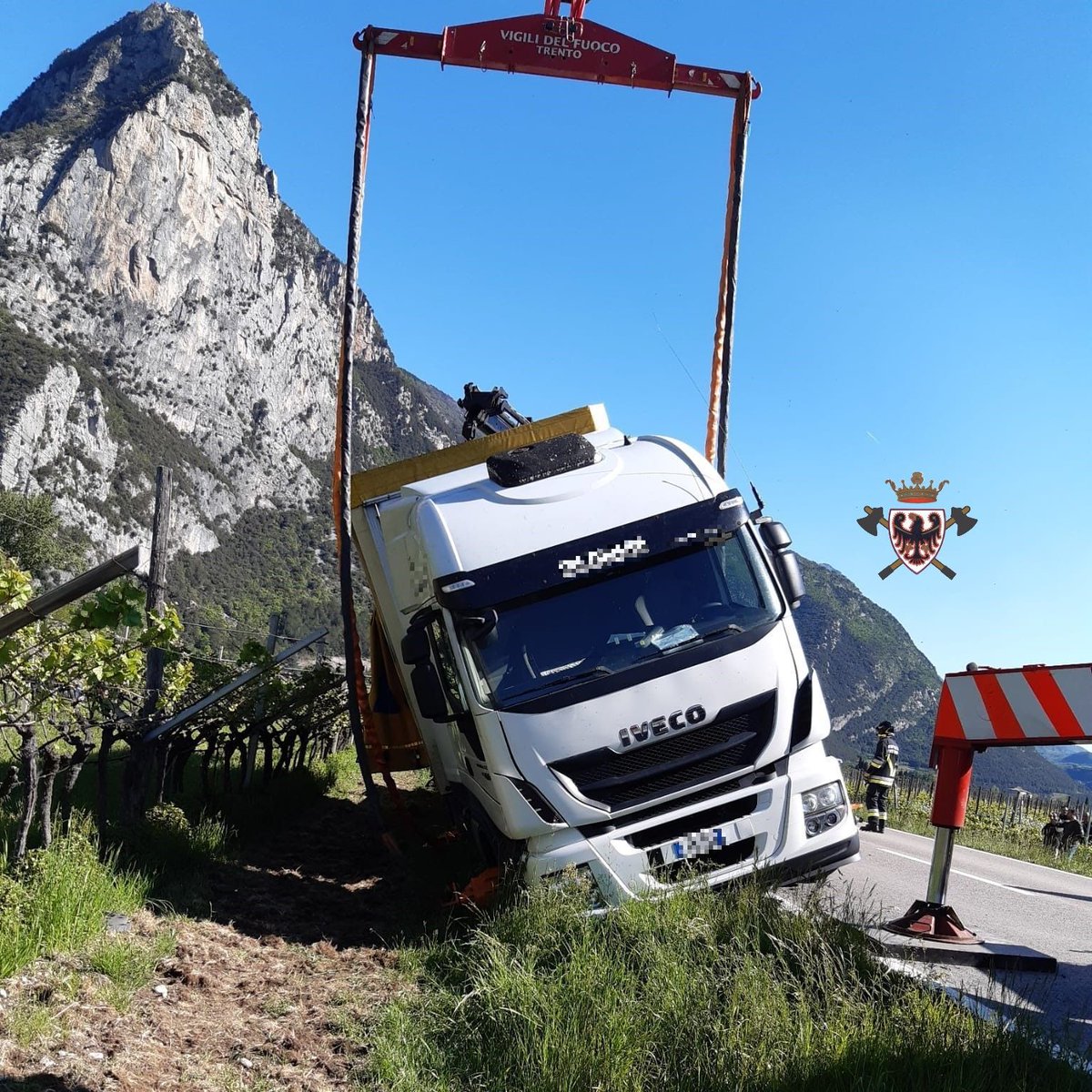 fedvvfvoltn's tweet photo. Un #camion, rimasto in bilico sul ciglio della SS 45 bis in località Sarche, ha registrato nella mattinata di oggi l’intervento dei #vvfvolontari di #Calavino, impegnati nelle operazioni di messa in sicurezza. Sul posto anche i #vvf di #Dro, #Padergnone e il corpo permanente https://t.co/YP0l5zDbzo