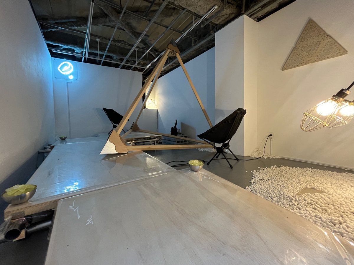 hamuzou's tweet photo. 齊藤隆嗣さんの個展「It's Only a Paper Moon」を浅草のKYOKで見た。現代的な異界への憧憬をアートメイキングによって記録・考察するインスタレーション展。東京藝術大学大学院絵画専攻油画研究分野（油画第五研究室）を今春修了した新進作家。5/6まで。 https://t.co/DbrTANJUrk