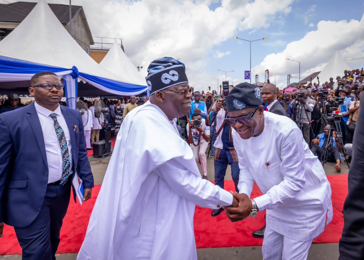 OLAWEALTH48's tweet photo. Lt Col Nurudeen Alowonle Yusuf standing gidigba behind President elect. May God be with and protect you in the discharge of your duty🙌 #ADC #KwaraBorn #Ilemona #ExOGS 👨✈️@abbeyanah @omo__Balogun @olabanjo_of @Abdullahilade @Opetuyii @officialABAT @BashirAhmaad https://t.co/I5Bd5tE64Q