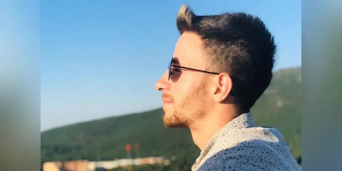 Nasıl bir ülke olduk böyle! 
#CihanAymaz 30 yaşında ve sokakta müzik yaparak geçinen gençlerimizden... Kadıköy’de  Mehmet Caymaz adlı ırkçı bir cani, "Ölürüm Türkiyem" şarkısını söylemediği gerekçesiyle kalbinden bıçaklayarak öldürüyor.