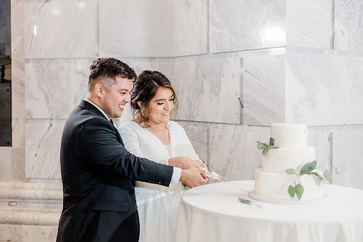 UTStateCapitol's tweet photo. Romance is the icing, but love is the cake. Share your love with your wedding guests in the Capitol Rotunda!
Photo: @jackiesiggardphotovideo
#utahstatecapitol #utstatecapitol #weddingwednesday #weddingday #slcbride #utahbride #utahwedding #wedding https://t.co/1vRF6L4Ps0