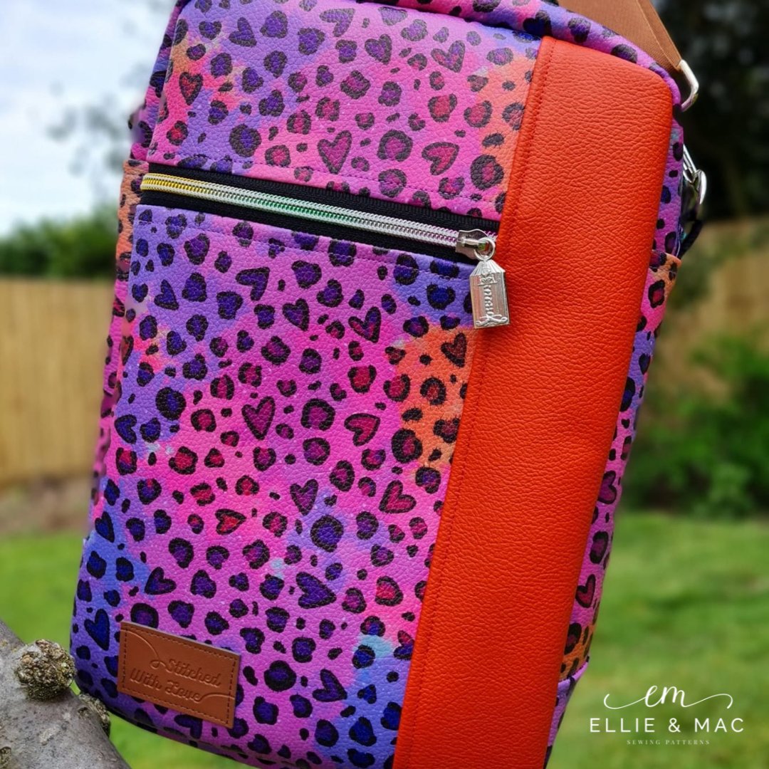 Ellieandmac's tweet photo. 👀First peek of our newest bag pattern!
Here's the sling bag version... 
✨This pattern has a host of options ✨
...stay tuned this week for more sneaks! 😀❤

#ellieandmac #ellieandmacpatterns #slingbagpattern #bagpattern #newbagsewingpattern #newbagpattern #bagsewing #diybags https://t.co/QrKhq2qnFa