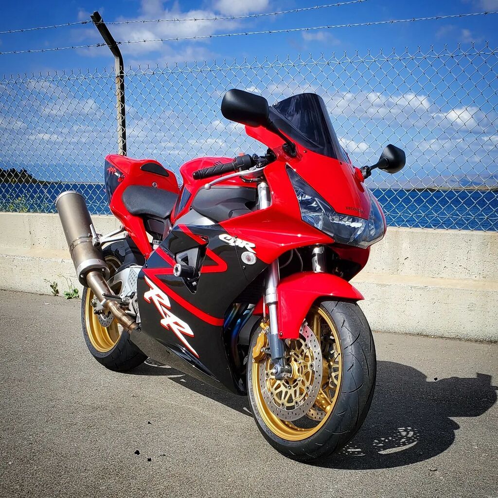 AlbesADV's tweet photo. The CBR954RR is complete..... #honda #albesadv #hondacbr #hondacbr954rr #cbr954 #fireblade #cbr954rr #954 #954rr #cbr1000rr #hondamotorcycles https://t.co/5j1lr5pnju https://t.co/MGwgvSLFEi