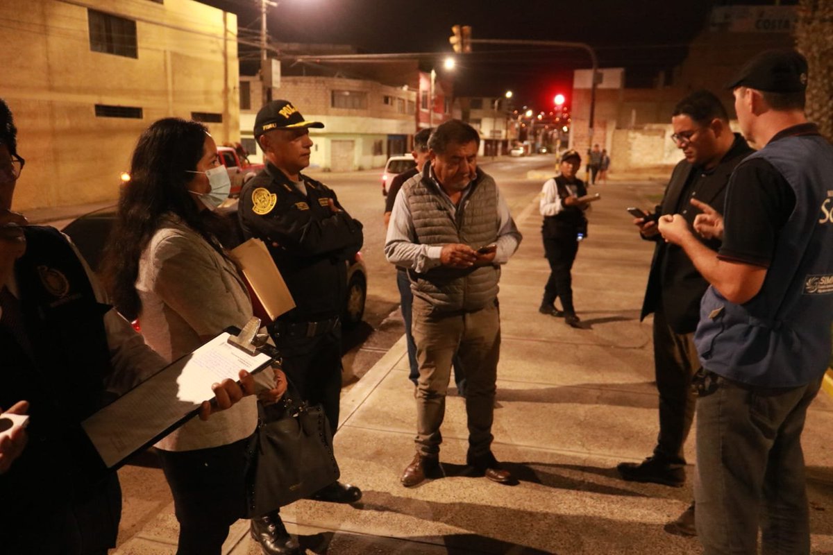 PoliciaPeru's tweet photo. #Tacna 📸| Ciudadanos extranjeros que se encontraban ocupando la plaza Miguel Grau fueron trasladados a una casa de acogida a migrantes Santa Rosa de Lima. La recuperación del espacio público fue realizado por efectivos de la Comisaría Vigil así como la limpieza de áreas verdes. https://t.co/MYAATjtcBG