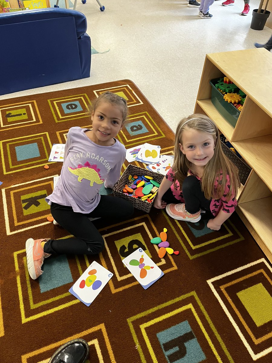 MmeCowper's tweet photo. Les papillons sont partout dans notre salle de classe! 🦋 @MsMcNiece @MsYhapRECE https://t.co/CxpDUO6CJB
