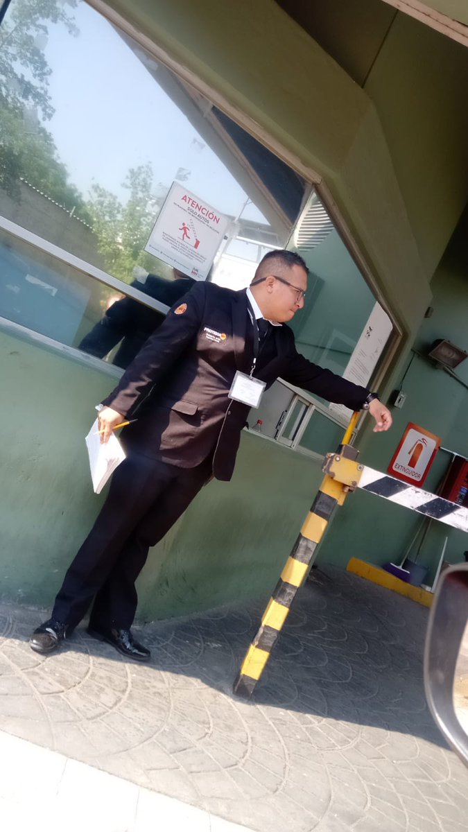 gogyred's tweet photo. @GobCDMX  @GobiernoMX  en la @AlcaldiaMHmx no dan acceso a quienes vamos a realizar trámites en el miercoles ciudadano argumentando que los lugares son para los trabajadores y para quienes acuden a sacar el pasaporte #discriminan  y su seguridad es súper prepotente https://t.co/0D4fXmmwSE