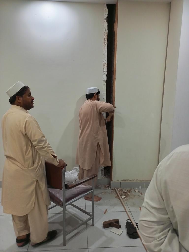 MohsinAliKahn2's tweet photo. پرسوں میں نے ایک ویڈیو پوسٹ کی تھی پشاور یونیورسٹی میں انکیوبیشن سنٹر کے حوالے سے اج اس دیواروں کو دوبارہ مرمت کیا جا رہا ہے۔ https://t.co/cihArYnBZH