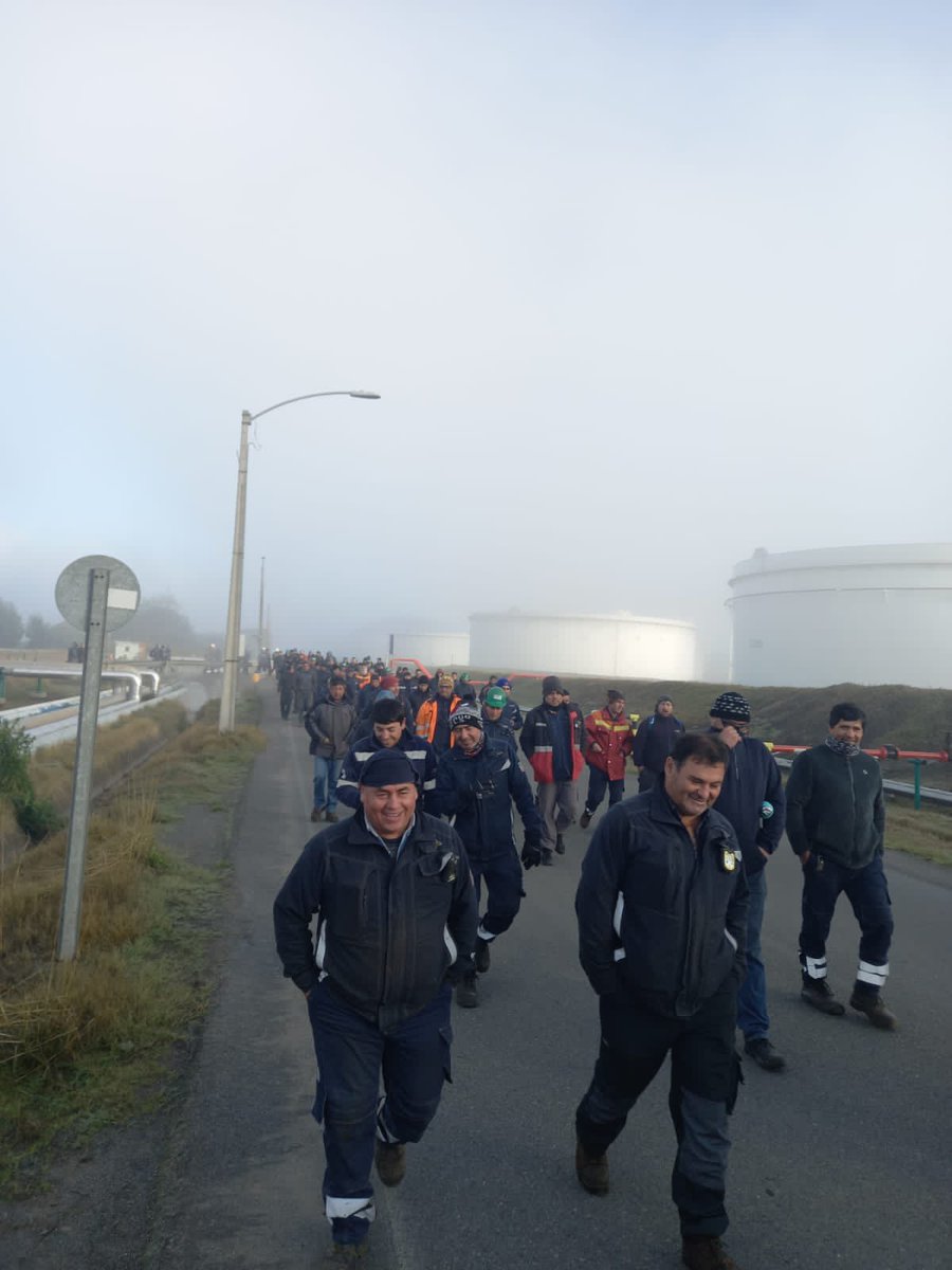 fenatrasub's tweet photo. 🟢⚫️ Trabajadores contratistas FENATRASUB y FESINTRAB movilizados en Bio Bio, Con Con y Quinteros ante la negativa de ENAP @Enap_Informa de negociar nuevo acuerdo marco. Marchas y tomas de casinos de plantas en estos momentos.
Vamos trabajadores contratistas !!  @glo_maldonado_f https://t.co/Fi7PZLv090