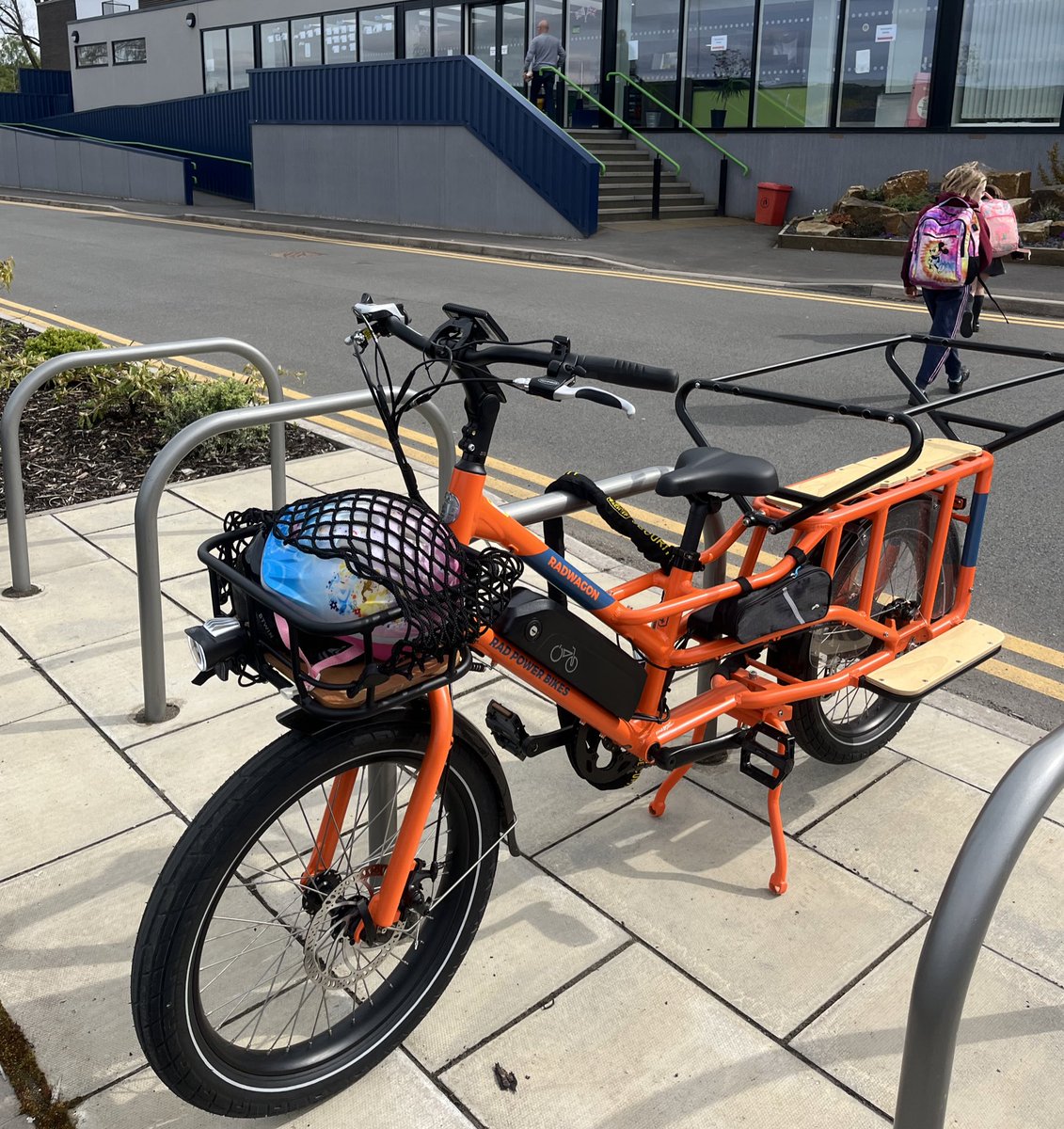One week in. 40 ish miles done. Key things we’ve learned 1) hills with a “full load” are hard. Even with a battery 2) the heavy duty lock click-clacks on the basket 3) it is a lot of fun! #FamilyCycling #CargoBikeAdventures #SheffieldIsSuper #Radwagon4