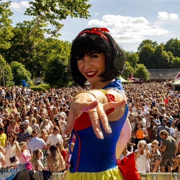 Crazy Wonderland festival is door zijn early bird kaarten heen. Alleen nog de final early bird tickets en die gaat ook erg snel 

Crazy Wonderland festival op Fort Vechten voorverkoop is nog nooit zo snel gegaan. Wij zitten nu al op 70 % van alle kaarten… instagr.am/p/CryP_PbonH4/