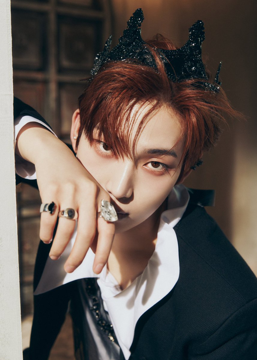 sunooclub's tweet photo. - ela morreu? 
- sim.
- e quem que matou?
- kim sunoo https://t.co/ByIsHjMMtk